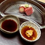 徳ㇵ本也 - ❹ 向付
      〜塩竈産の本鮪、三重産の伊勢海老を海老味噌を溶かした醤油。伊勢海老の味噌を溶かした醤油と大きくプリップリの伊勢海老は潮の香りが口一杯に広がる。ガラス皿も光を通した影が魅力的♡