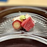 徳ㇵ本也 - ❹ 向付
      〜塩竈産の本鮪、三重産の伊勢海老を海老味噌を溶かした醤油。伊勢海老の味噌を溶かした醤油と大きくプリップリの伊勢海老は潮の香りが口一杯に広がる。ガラス皿も光を通した影が魅力的♡