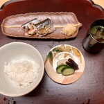 徳ㇵ本也 - ❾焼き秋刀魚、京丹後の新米
      〜完全無農薬の粒が大きな新米を炊き上げた熱々、旨旨なご飯と新秋刀魚はシンプルだが秋らしい食事。鱧と松茸の佃煮は美味いはず。