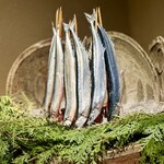 徳ㇵ本也 - 新秋刀魚の囲炉裏焼き