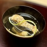 徳ㇵ本也 - ❸椀物
      〜瀬戸内産鯛にお米で揚げた豊年揚げ、焼き茄子、黒革茸。香ばしい香りの豊年揚げが漂い澄み切った柔らかい出汁に溶け出すようで更に深みある味わい