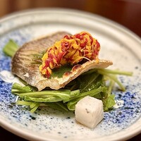 徳ㇵ本也 - ❷氷見産カマス
                      〜薪の香りの氷見産カマス、菊酢漬け、クレソン、叩きオクラ。菊花は色合いも美しく、カマスの優しい脂を薪焼きでスッキリと焼き上げた一匹