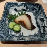 神戸・鮨かねさか - 銀ダラの西京焼き　きゅうりのビール漬け