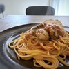 小さなパスタ屋tino - 広島産牡蠣のトマトソース(1,400円）・・大粒の柿が4個盛られています。バケット添え