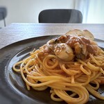 小さなパスタ屋tino - 広島産牡蠣のトマトソース(1,400円）・・大粒の柿が4個盛られています。バケット添え