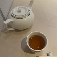 中国飯店 三田店 - ボットのお茶は熱々