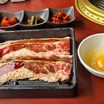 カルビ一丁 - 炙り焼きすきカルビ、キムチ盛合せ。