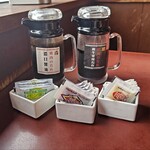 カルビ一丁 - 卓上の焼肉のたれ等。