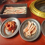 カルビ一丁 - やわらかロース、三元豚カルビ、ハラミ、トントロ、焼きしゃぶカルビ。