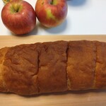 恵美寿堂 翠庵 - ソフト フランスパン 税込 600円です　りんごと大きさを比較してみてくださいw　かなりの大きさです