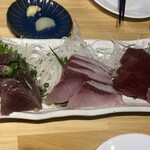 浜焼太郎 - 刺し盛り　左からカツオ、ブリ、メバチ（マグロ）