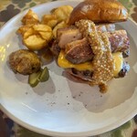 OVERWHELM HAMBURGER & BAR STAND - パストラミチーズバーガー