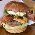 マグズカフェ - アボカドベーコンチーズバーガー