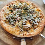 サザンカンフォート - しらすと塩昆布のおつまみピザ生地がさくさくで軽くてあっという間に1人でこれだけ食べれます笑