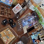 サザンカンフォート - お店の一区画にあるサザンを愛する方の手作りアクセサリー。ちょいとお高めですが毎回購入してしまいます。