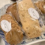 ブーランジェリー ボネダンヌ - 左から、サブレナチュール、ショートブレット、奥がキャラメルサブレ