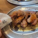 骨付鳥 一鶴 - こう、紙ナプキンで掴んで豪快に！