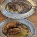 骨付鳥 一鶴 - 上がおやどり、下がひなどり