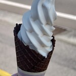 丸橋とうふ店 - 豆乳ソフトクリーム＋ココア味のコーン350円