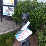 休日や - 猫の置き物がお出迎え