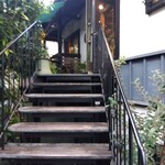 休日や - 階段で２階へ