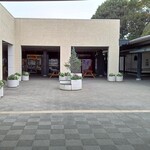 友部SA上り スナックコーナー - トイレからの中庭(なかな綺麗)