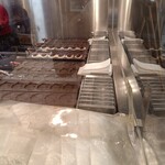 友部SA上り スナックコーナー - あんこの鯛焼き製造過程