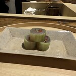 温石 - ②鯵の胡瓜巻き、梅肉を添えて