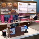 ギャレット ポップコーン ショップス - 店内の様子(ポップコーンを缶に詰めて)