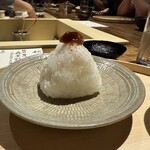 温石 - ⑬おにぎり・大　玉ねぎの醤油漬けと共に