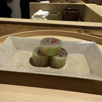 温石 - ②鯵の胡瓜巻き、梅肉を添えて