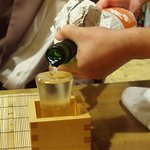 樹花 - 日本酒をコップに注ぎます