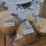 カフェむぎわらい - しっとりあんぱん　180円    オーガニックピーナッツパン　180円   オーガニックミルクコーヒーパン　180円  　くりとオーガニッククルミマフィン　200円