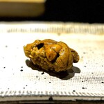 鮨 西崎 - 【追加】の赤雲丹。
      「見栄えが悪い」という、愛媛の赤雲丹（笑）。
      味が良ければ何でもいいですよね。
      パーンと広がる味と香りのインパクトと、仄かな苦味。
      これもやっぱり素晴らしい！