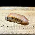 鮨 西崎 - 鰆もいい具合になってきましたねぇ。
      藁の香りが、その美味しさを本当に引き立てます。