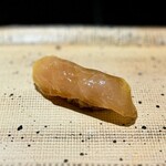 鮨 西崎 - 漬けにしたメカジキ。
      表面は滑らかなんですが、芯には心地良い弾力が残っていて、味はもちろん食感のバリエーションが素晴らしい！