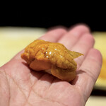 鮨 西崎 - ロシア産という馬糞雲丹。
      嫌味のない甘さです。