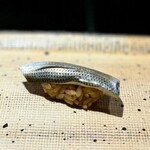 鮨 西崎 - 小肌。
      旨味がギュッと詰まった美味しさ〜。
      ずっと噛み締めていたい(^^)