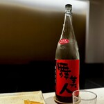 鮨 西崎 - これ、「穴子専用」のお酒。
      甘さも酸も強くて、単独では到底呑めませんが、穴子のツメの甘さが中和してくれることで、きれいな酸だけを残してくれます。
      こういうマリアージュ、面白いですねぇ(^^)