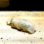 鮨 西崎 - 【追加】のカワハギ。
      このカワハギも、ヤバヤバです！！
      なんでも、肝の味わいを高める技を編み出したそうで、それがモノ凄い説得力ありです。
      身自体にも味が乗っていて、これ、最高♡