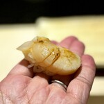 鮨 西崎 - この帆立、美味しい〜♪
      香りはいいし、外の香ばしさと、中の生加減のバランスが絶妙すぎる(^^)