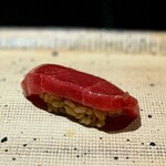 鮨 西崎 - 珍しいですね、水揚げされたのは厚岸だそう。
      味が濃くなってきて、美味しい〜。
      赤身は個人的に、他のネタと比べると「めっちゃ好み」のゾーンが小さめなんですが、これはかなり近いかも。