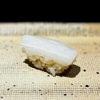 鮨 西崎 - 元々、完璧な一貫だったんです。
                    ところが大将は、こちらの硬めのシャリとの一体感に違和感を持つとのこと。
                    柔らかく炊くことはできないので、少し蒸らすんだとか。
                    烏賊の甘さが、よりシャリに馴染みます。