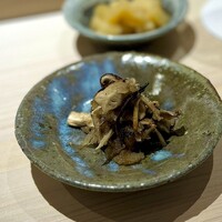 鮨 西崎 - 茸のみぞれ和え。
                    舞茸、松茸、香茸などだそうですが、もう、香りがヤバしです！秋、最高(^^)