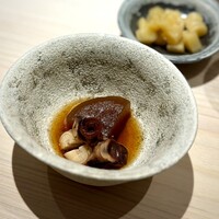 鮨 西崎 - 「大根が主役」という、蛸の柔らか煮。
                    もちろん、蛸が美味しい♪