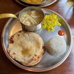 シバカリーワラ - ホワイトチキンコルマ(チーズナンとライス)