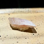 鮨 西崎 - 春子鯛。
      硬いという皮を柔らかくするのに火を入れようとすると、今度は身まで硬くなってしまうそうで、その絶妙な加減を追求されています。
      その甲斐あって、もうフワフワ♪
      水塩を塗るのも、見事な技です。