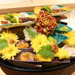 銀座 しのはら - 八寸：帆立貝とうにのソース、シャインマスカット菊花のみぞれあんのおすで、胡麻豆腐、ゴマだれと、菊と向こう漬け、メヒカリの西京焼き、石川こいも、紹興酒の枝豆、煮アワビ、タコ