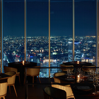 41Fからの美景が楽しめる贅沢な上質空間。デートや記念日に
