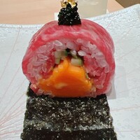 銀座 ちかみつ 並木通り - サーロインの肉巻き寿司。中には卵黄と胡瓜とユッケ、トップにはキャビアが乗っかります